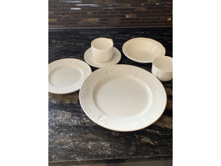 Dinnerware place settings for 250 people